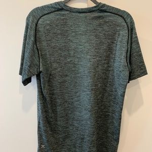 EUC Lululemon Metal Vent Short Sleeve Shirt